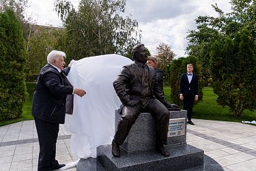 Увековечен в бронзе